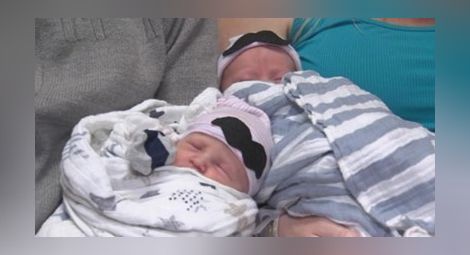Близнаци се родиха в различни години