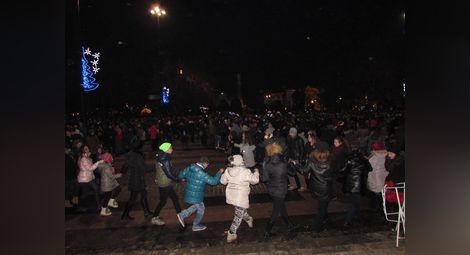 Русенци извиха традиционното новогодишно хоро на площада в първите минути на новата 2017 г.  Снимки: Община Русе и БГНЕС