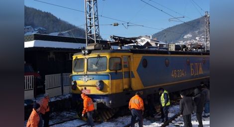 Дерайлира пътнически влак в Своге
