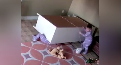 Дете на 2 г. спаси затиснатото си от шкаф братче (видео)
