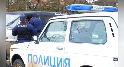 Деца нападнаха старец с нож, за да го ограбят