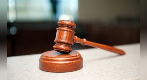Работничка поиска чрез съда пет заплати отпреди три години