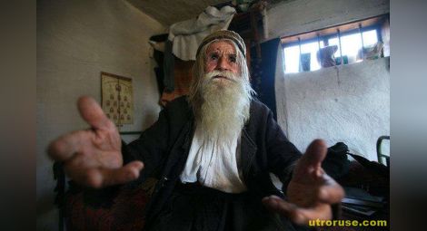 100-годишният дядо Добри събира дарения за Басарбовската църква