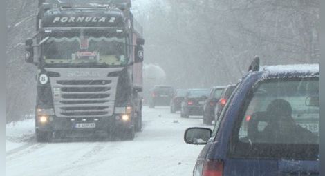 Държавата с извънредни мерки - ще затваря пътища заради снега