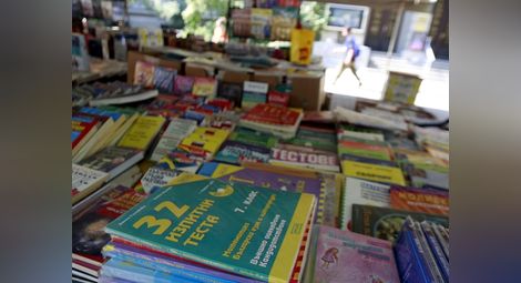 Хлапета откраднаха нови учебници за 500 лева