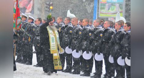 В тежки зимни условия осветиха бойните знамена на армията