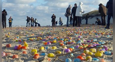 Хиляди играчки за шоколадови яйца изплуваха по бреговете на германски остров