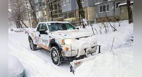 "Нетуоркс“ се включи в почистването на снега в Русе