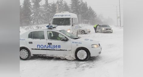 Непроходими пътища, блокирани по паркингите автобуси в Русенско