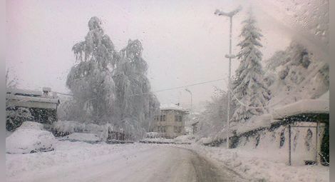 Сняг и виелици блокираха страната