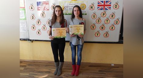 Ванеса и Валентина от Мартен продължават напред в националното състезание Spelling Bee