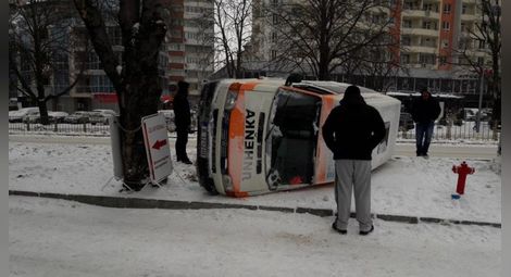 Линейка се обърна на централен булевард във Варна