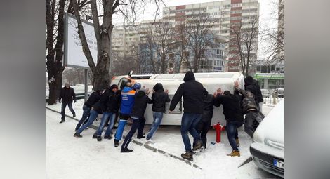 Линейка се обърна на централен булевард във Варна