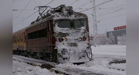 Пътнически влак се е ударил в пряспа и е дерайлирал между гарите Панагюрище-Септември