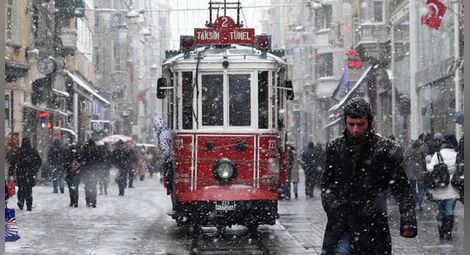 Още стотици полети от и за Истанбул са отменени заради снега