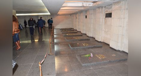 При всяко честване на Освобождението на България на 3 март граждани оставят цветя на гробниците на възрожденците в Пантеона.			            Снимка: Красимир СТОЯНОВ
