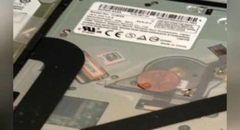 Защо клиенти на Apple откриват монети в MacBook-a си?