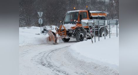 30 машини разчистват снега по улиците в Русе