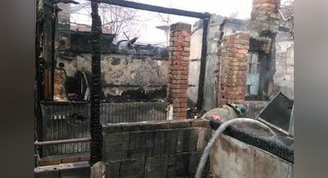 Млада жена дари майчинските си на семейство с изгорял дом