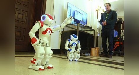 Хуманоидни роботи представят на конференция в университета