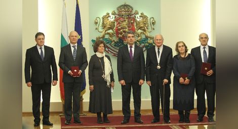 Президентът Плевнелиев удостои с висши държавни отличия дейци на образованието, науката, културата и изкуството и изтъкнати обществени деятели