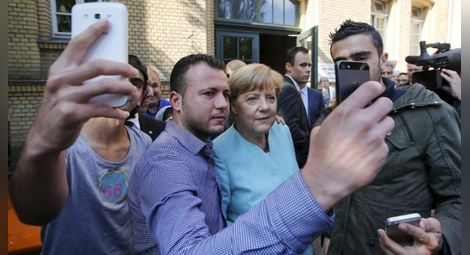 Сирийският бежанец, направил си селфи с Меркел, ще съди "Фейсбук"