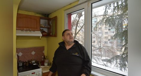 Бончо Иванов показва мухъла и къде е била тръбата на ширма в апартамента на сестра си Радка/снимката горе/. Звънците на апартаментите са оставени така /снимката долу/. Снимки: Бисер ТОДОРОВ
