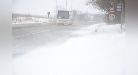 Само автобусът до Образцов чифлик спря заради ограничение по пътя за Кубрат
