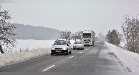 Затвориха пътя Русе-Разград заради закъсали автобуси и навявания