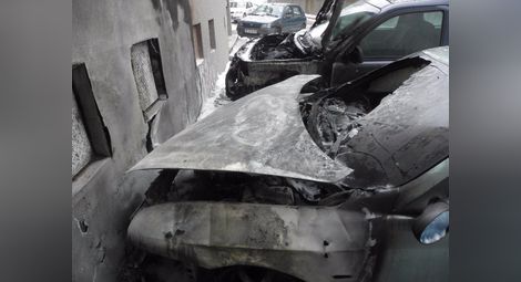 Два леки автомобила горяха тази нощ в Благоевград