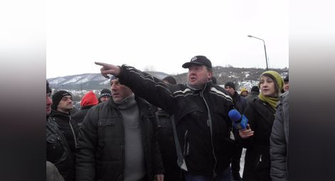 Цистерна едва не прегази протестиращите миньори в Бобов дол