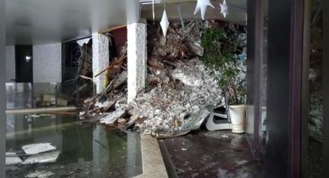 Шестима са спасени изпод развалините на погребания от лавина италиански хотел