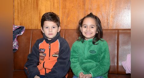 „Българската коледа“ връща слуха на близначетата Божидар и Дарина