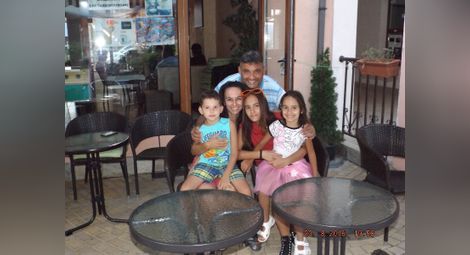 „Българската коледа“ връща слуха на близначетата Божидар и Дарина
