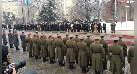 Върховният главнокомандващ на Въоръжените сили Румен Радев прие почетния караул