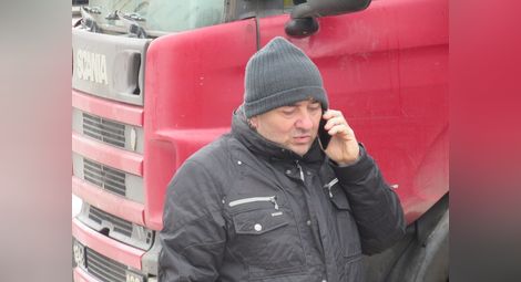 Директорът на „Топлофикация“ Севдалин Желев дойде малко след сигнала за аварията.                                          Снимка: БГНЕС