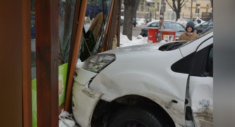 Фирменото пежо потроши витрината на бар „Михаела“ след удар с рено на кръстовището „Борисова“ - „Скобелев“. 						    Снимка:Бисер ТОДОРОВ