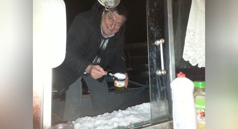 За кафе и чай ползваме здравословна снежна вода, казва капитан Енчо Анчев. 			             Снимки: Утро