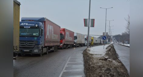 Полицейски патрул вчера спираше камионите преди кръговото срещу Дунав мост, за да няма натрупване. 							     Снимка: Бисер ТОДОРОВ