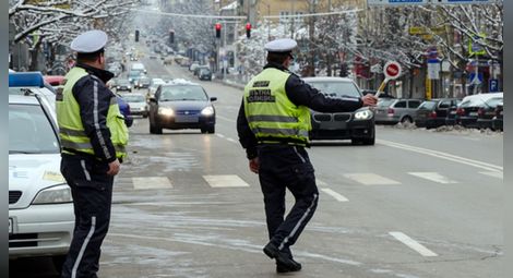 Кога пътните полицаи могат да свалят табелите на автомобил?