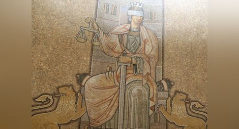 1000 лева за разбит нос заради вдигната с паяк кола