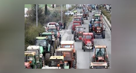 Гръцки фермери ”строяват” трактори за блокада