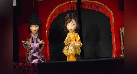 Куклите за „Принцесата и свинарят“ са изработени от Румен Ангелов от търговищкия Куклен театър.
