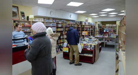 Книжарница „Хермес“ посреща книгомани на новия си адрес