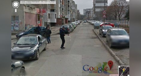 Български полицай хванат да спира кола на Google Street View
