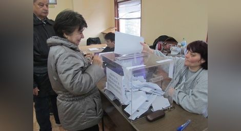 Обвиниха член на изборна комисия във Велико Търново за фалшификация на референдума