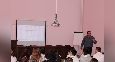 Преподавателят по история Виктор Савов е инициатор за отбелязването на датата в гимназията.           Снимка: АГ „Гео Милев“