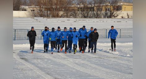 След лагера на топло в южната ни съседка футболистите на „Дунав“ ще подновят подготовката в суровата русенска зима.                                                                                       Снимка: Утро