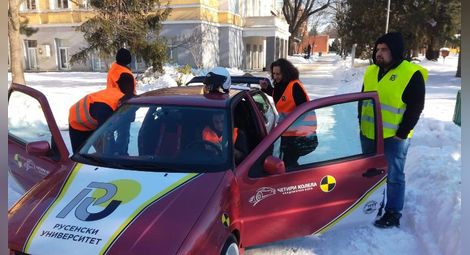Студенти изследват шофирането върху сняг и лед и адреналина на шофьора