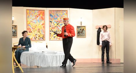 Николай Урумов е в ролята на пиколо в новата постановка на театъра „Легло за трима“. Снимка: Красимир СТОЯНОВ